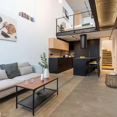 Lägenhet Cozy Loft With Balcony In *